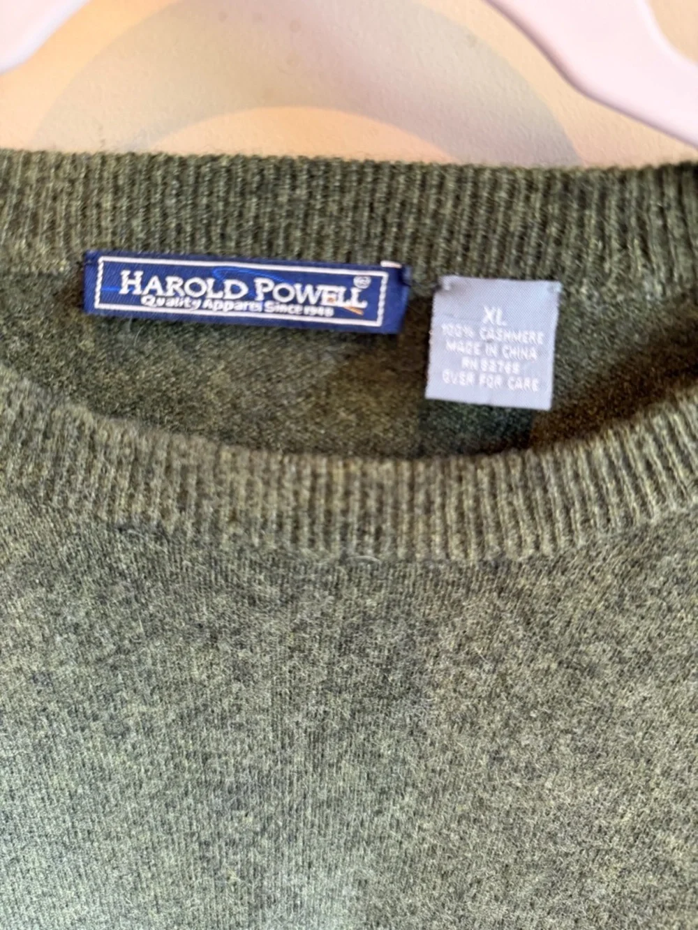 Harold Powell Cashmere Green Crew Neck  Sweater. Size Large.